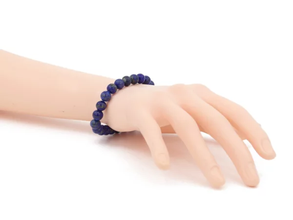 Lapis-Lazuli Edelsteinarmband als Trageansicht am Handgelenk mit dunkelblauen Kugeln