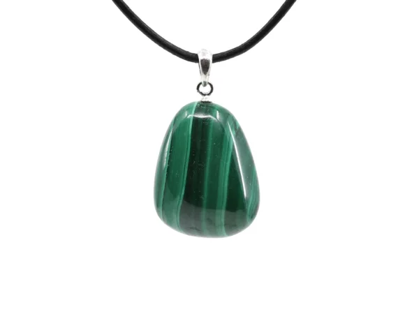 Ciondolo in pietra dura di malachite con pietra a goccia striata di verde e collana nera