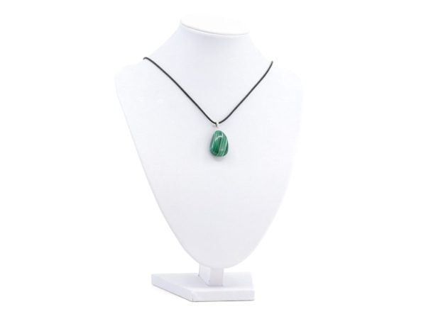 Ciondolo in pietra dura di malachite come collana su busto per gioielli bianco