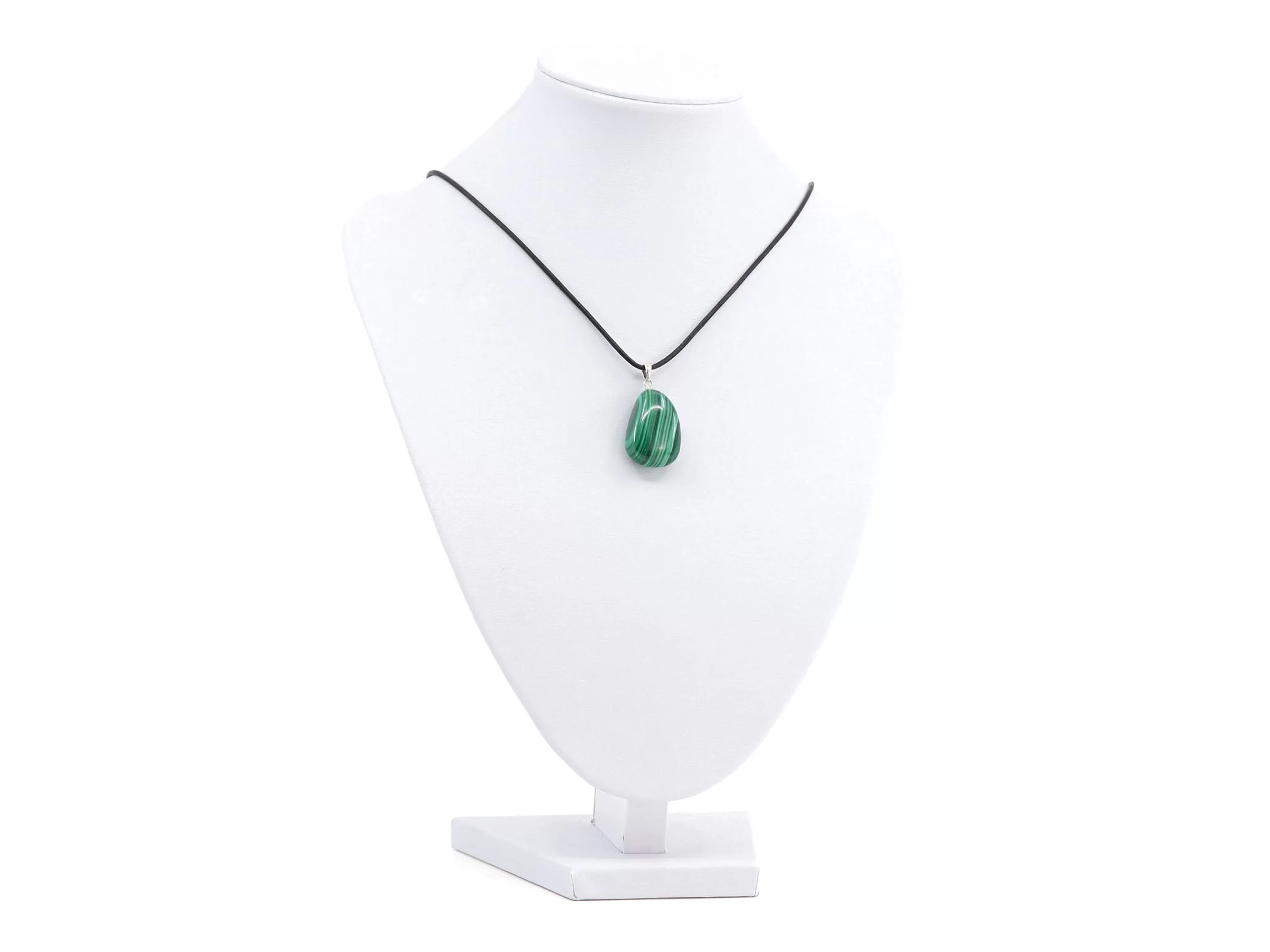 Ciondolo in pietra dura di malachite come collana su busto per gioielli bianco