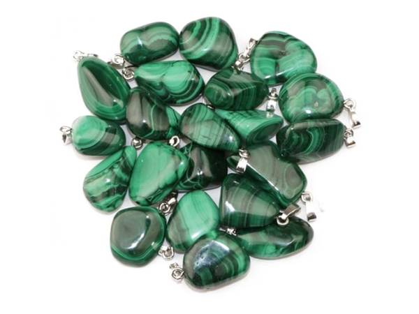 Ciondolo in pietra dura di malachite in varie forme di pietra naturale striata di verde