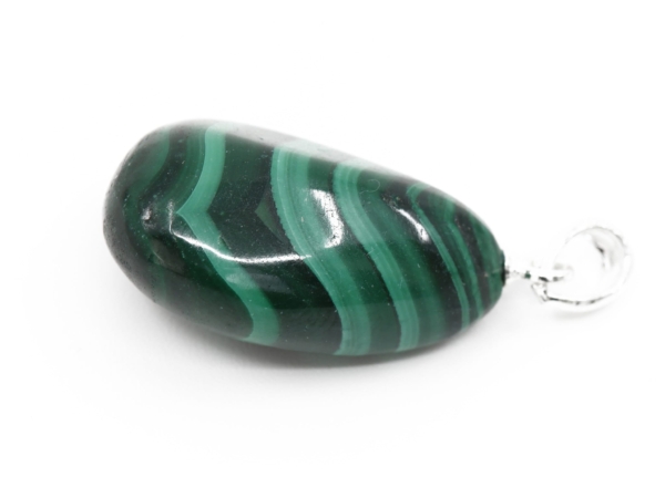 Ciondolo in pietra dura di malachite in vista dettagliata con striature verde scuro lucidate