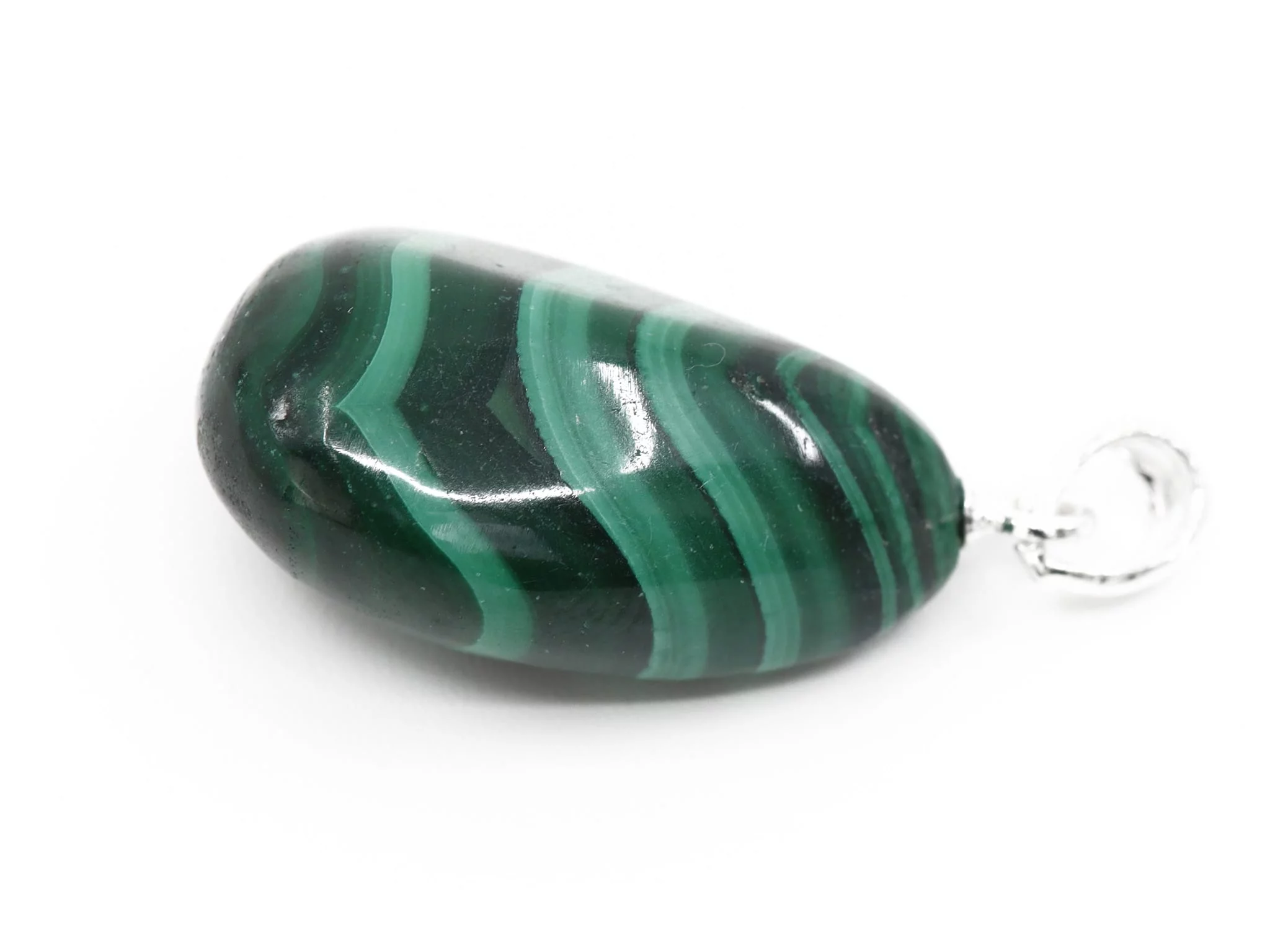 Ciondolo in pietra dura di malachite in vista dettagliata con striature verde scuro lucidate