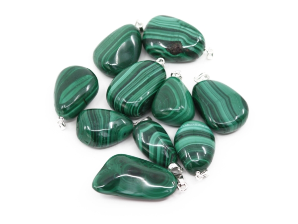 Ciondolo in pietra dura di malachite come selezione di pietre verdi lucidate con occhielli in argento