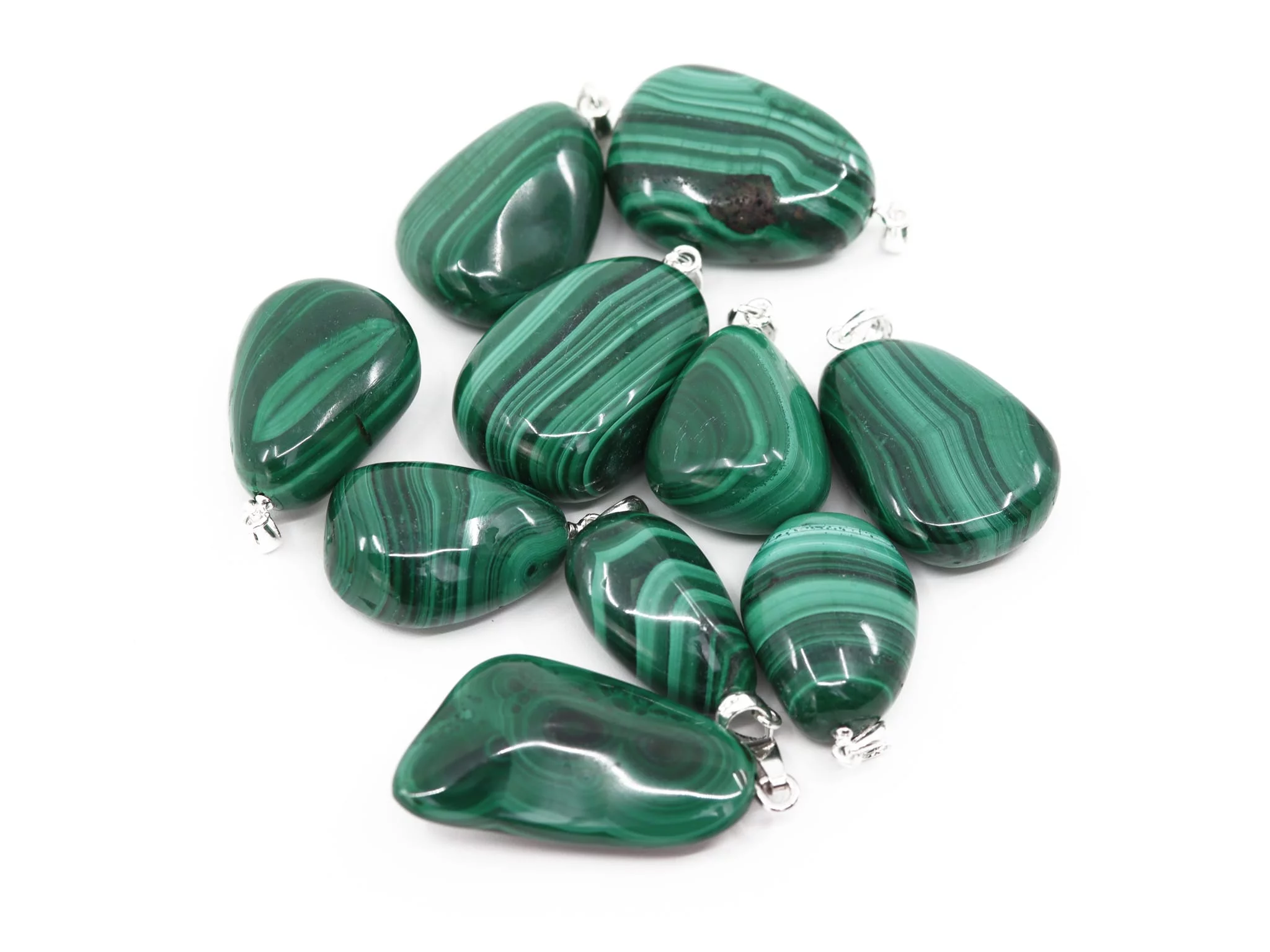 Ciondolo in pietra dura di malachite come selezione di pietre verdi lucidate con occhielli in argento