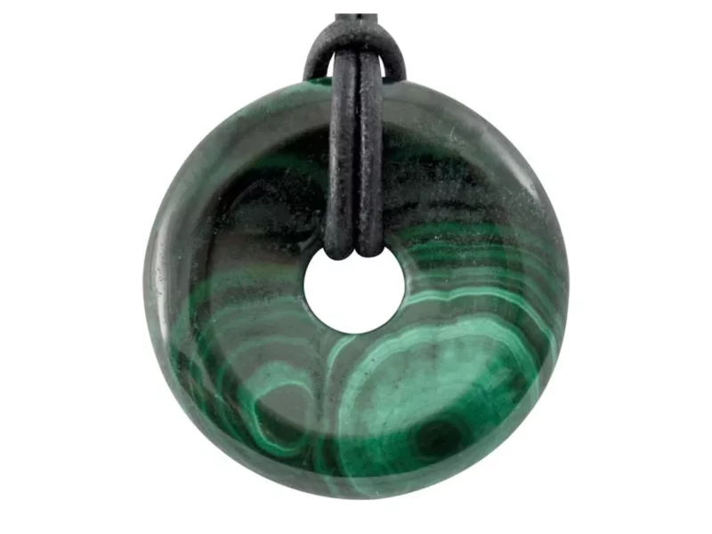Ciondolo donut in malachite con venature verde scuro e cordino nero su sfondo bianco