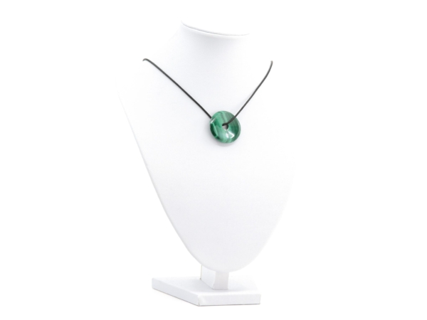 Pendentif donut en malachite comme collier sur buste de présentation de bijoux blanc