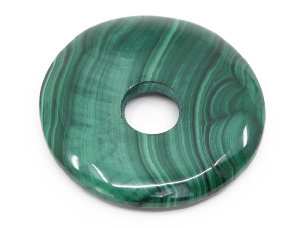 Pendentif donut en malachite en vue rapprochée avec dessin de pierre naturelle verte polie