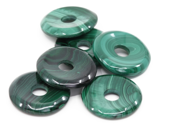 Pendentif donut en malachite avec dessins de pierre verts clairs et foncés différents