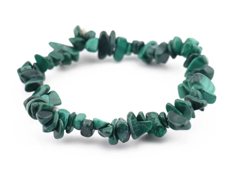 Bracciale in pietra preziosa con schegge di malachite con pietre burattate venate di verde su sfondo bianco