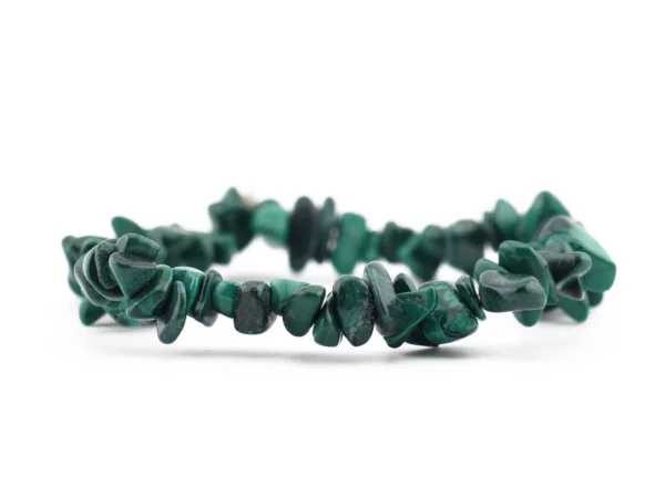 Malachit Splitter Edelsteinarmband in Nahansicht mit dunkelgrün gemaserten Steinchen