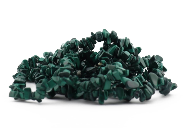 Bracelet en éclats de malachite posé plusieurs fois avec des pierres vertes aux bords arrondis