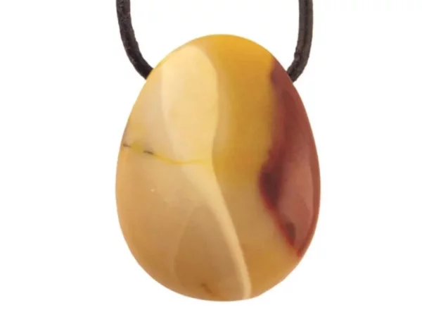 Pendentif en mookaïte de forme ovale avec veinure jaune-rouge sur cordon noir