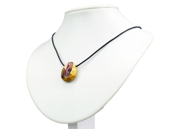 Ciondolo in mookaite come collana su busto per gioielli bianco con nastro nero