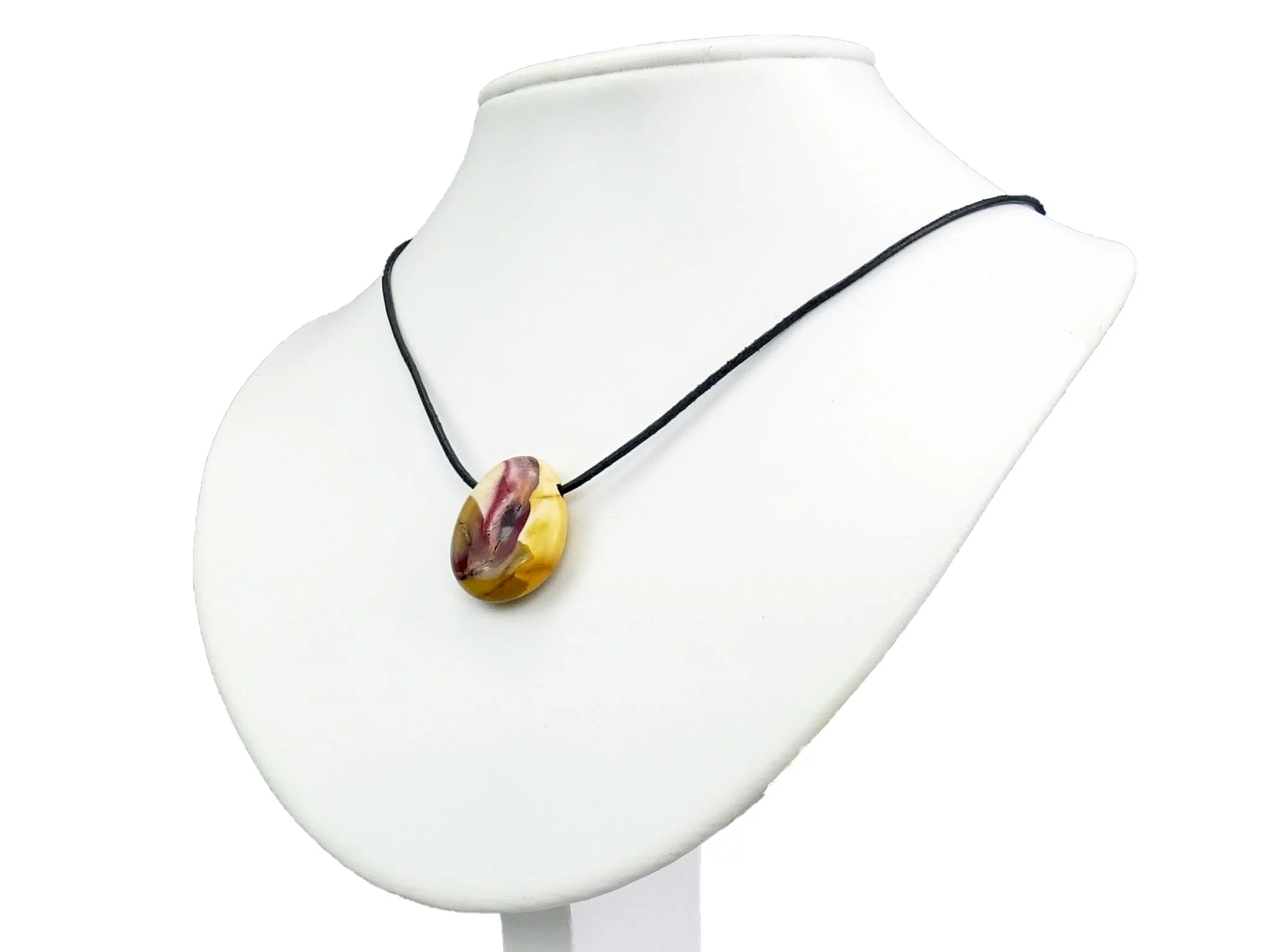Pendentif en mookaïte monté en collier sur buste à bijoux blanc avec ruban noir