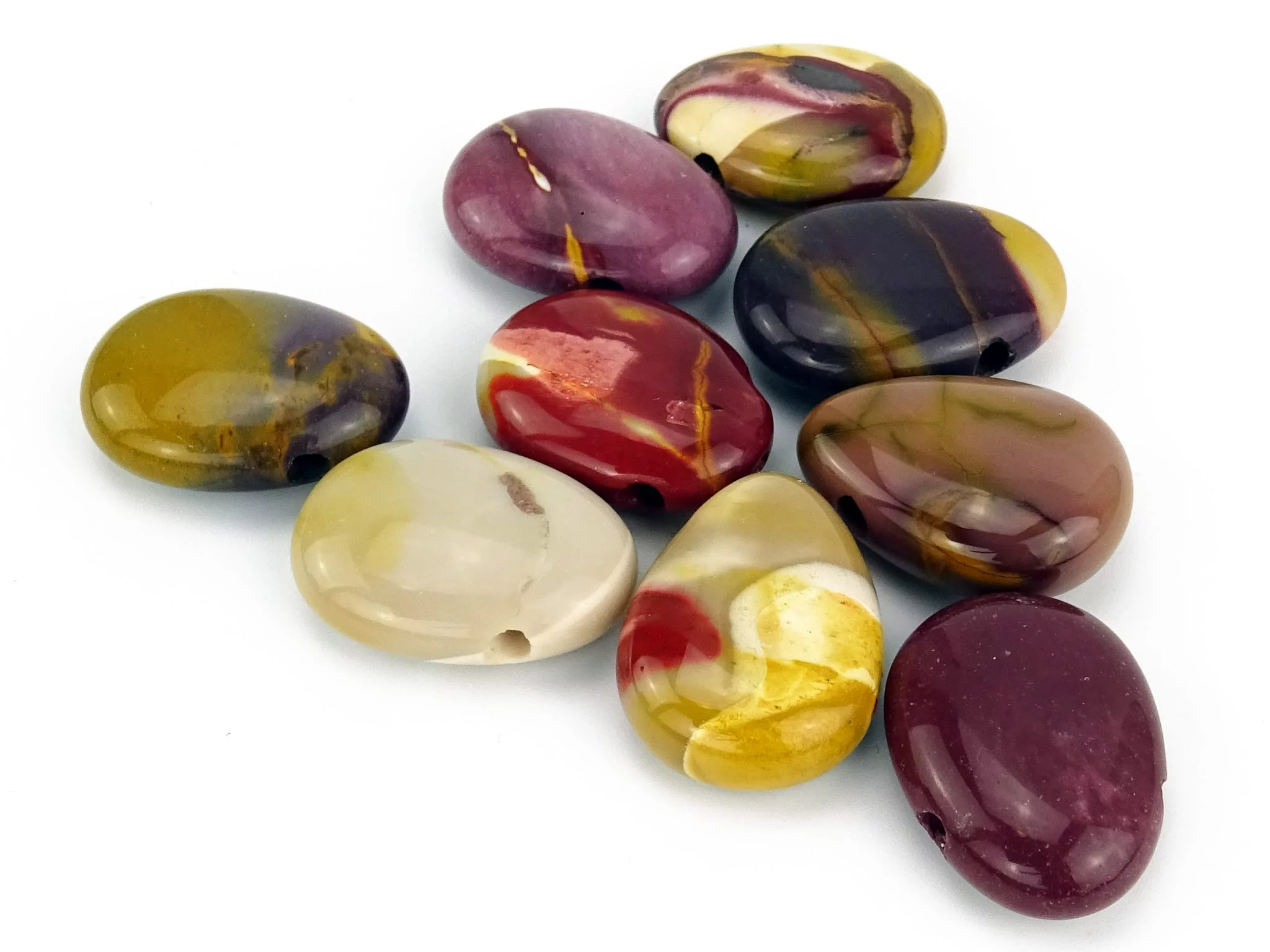 Pendentifs en mookaïte dans diverses variantes de couleurs veinées jaune, rouge et sombre