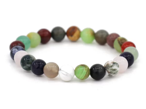 Multi Stein Edelsteinarmband mit bunt gemischten polierten Kugeln in Gesamtansicht auf weissem Grund