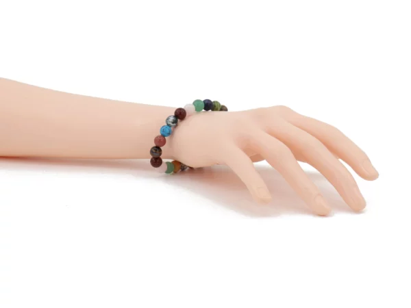 Multi Stein Edelsteinarmband als Trageansicht am Handgelenk mit farbig gemischten Steinkugeln