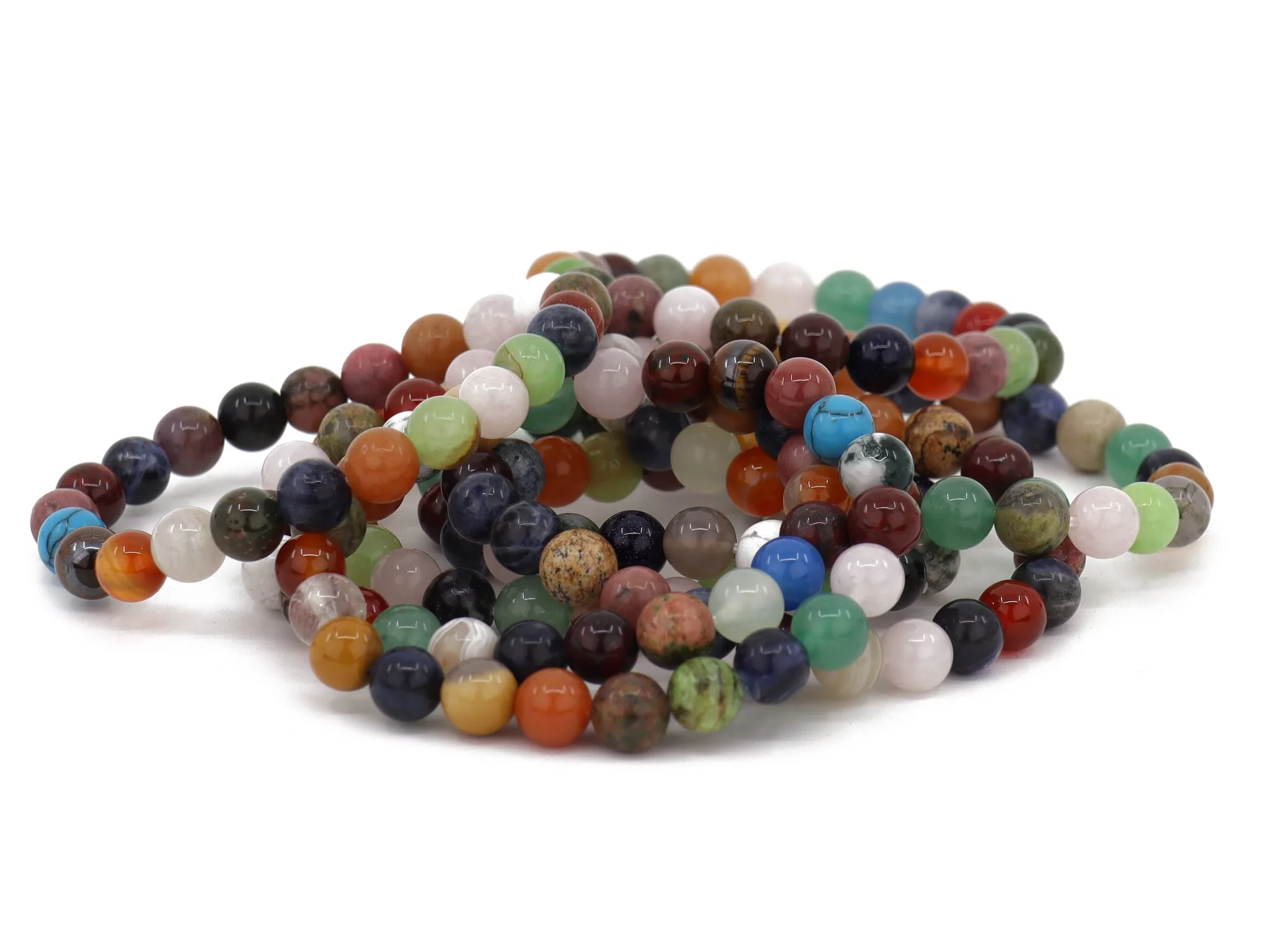 Multi Stein Edelsteinarmband mit mehreren unterschiedlich farbigen Kugelarmbändern auf weissem Grund