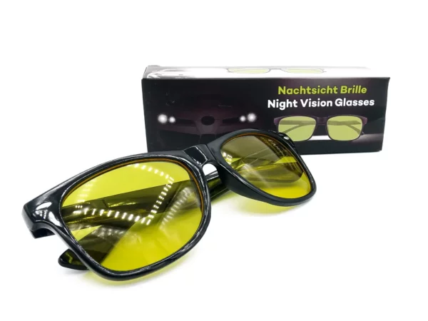 Nachtsichtbrille mit gelb getönten Linsen und schwarzem Rahmen vor der Produktverpackung