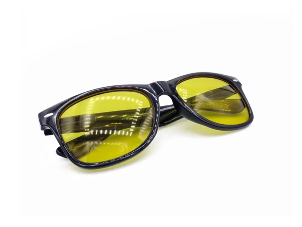 Nachtsichtbrille mit gelben Linsen in frontaler Ansicht auf weissem Hintergrund