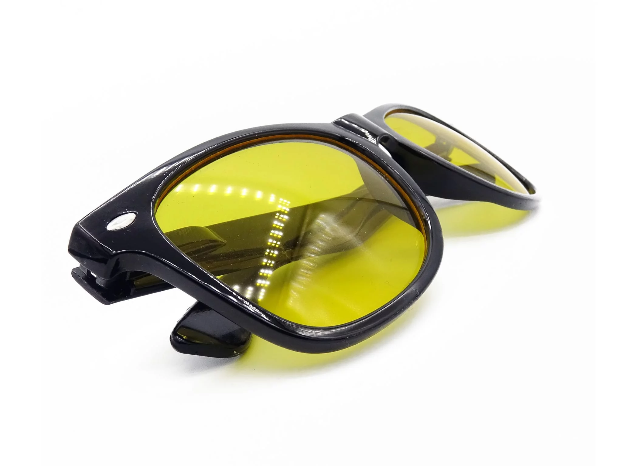 Nachtsichtbrille mit schwarzem Rahmen und gelben Linsen in seitlicher Nahansicht