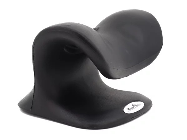 Nackenstrecker aus schwarzem PU-Schaum mit Modern Natura Logo in schräger Rückansicht