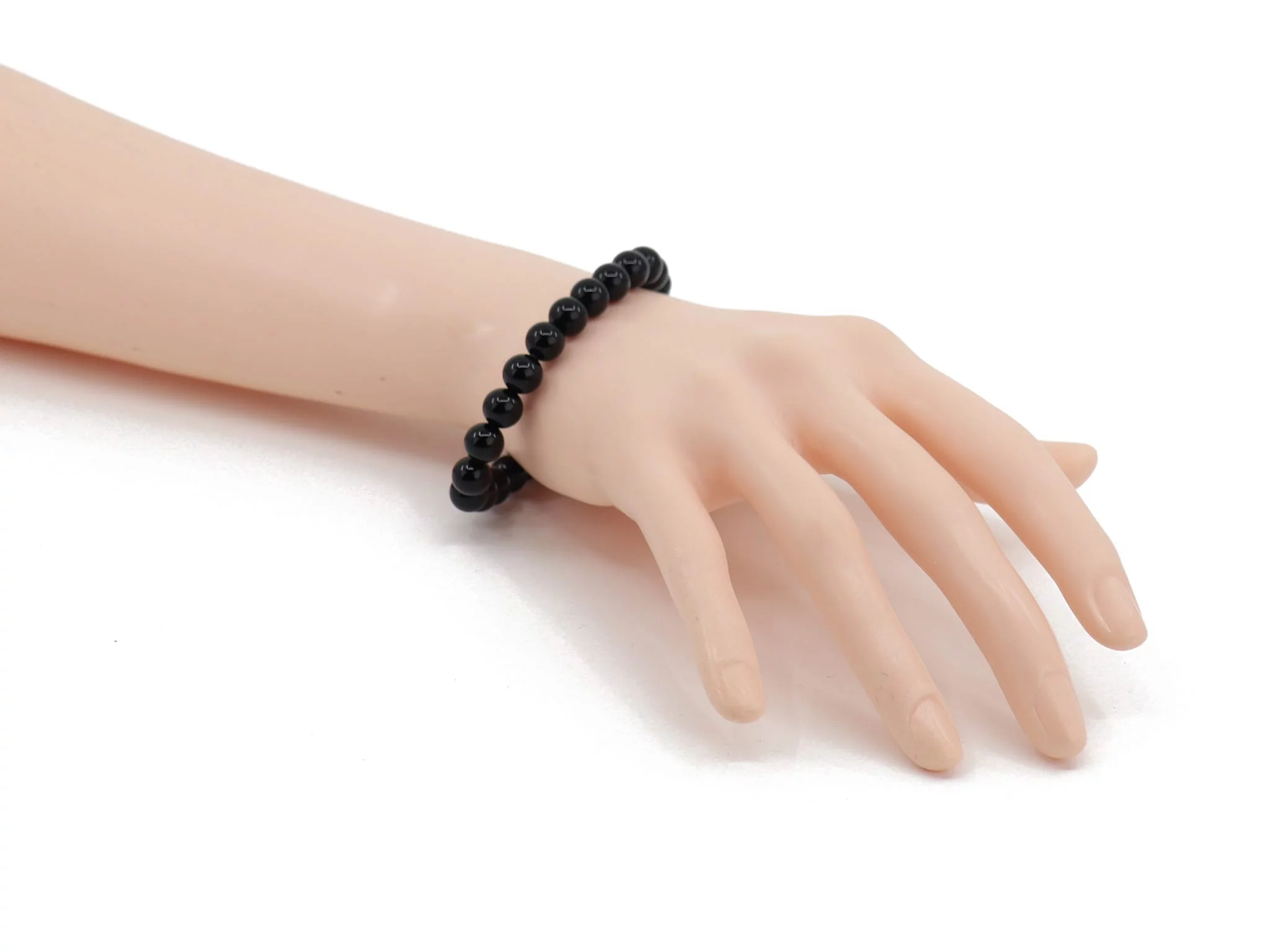 Bracciale in onice indossato al polso con sfere nere lucide