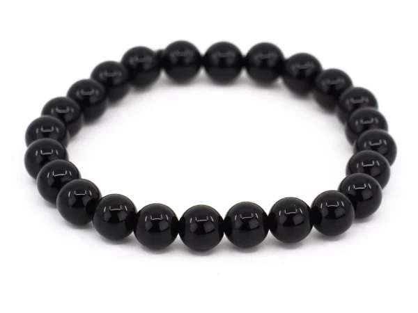 Onyx Edelsteinarmband in Nahansicht mit rund angeordneten schwarzen Kugeln auf weissem Hintergrund