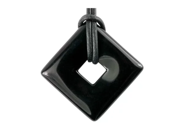 Onyx Square-Donut-Anhänger aus schwarzem Stein mit Lederband in naher Frontansicht