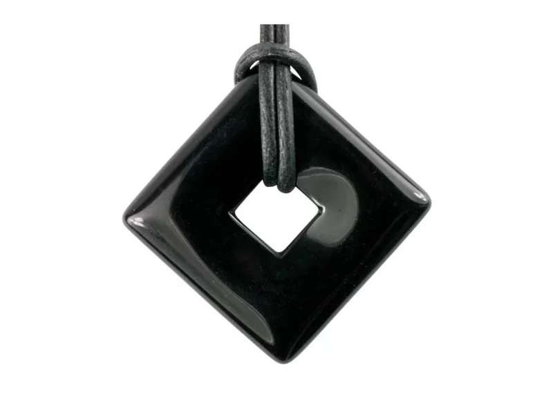 Onyx Square-Donut-Anhänger aus schwarzem Stein mit Lederband in naher Frontansicht
