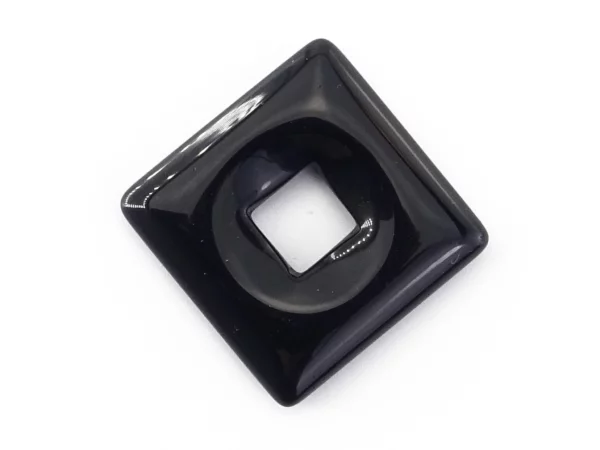 Onyx Square-Donut-Anhänger mit quadratischer Öffnung in detaillierter Nahansicht