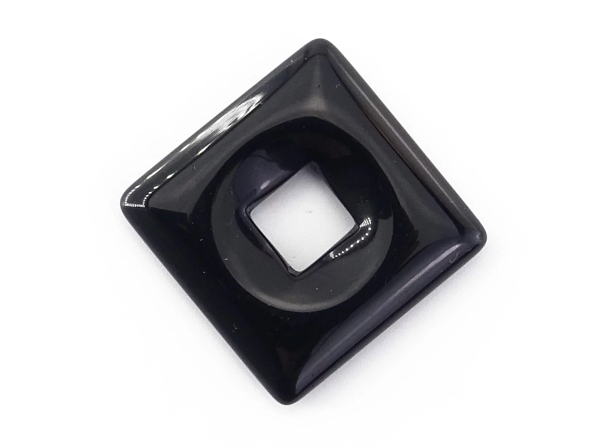 Onyx Square-Donut-Anhänger mit quadratischer Öffnung in detaillierter Nahansicht