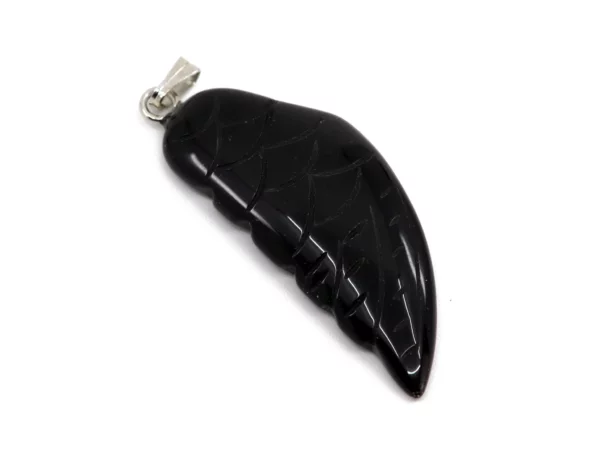 Onyx Engelflügel Anhänger als Nahaufnahme mit glänzender schwarzer Oberfläche und Federrelief