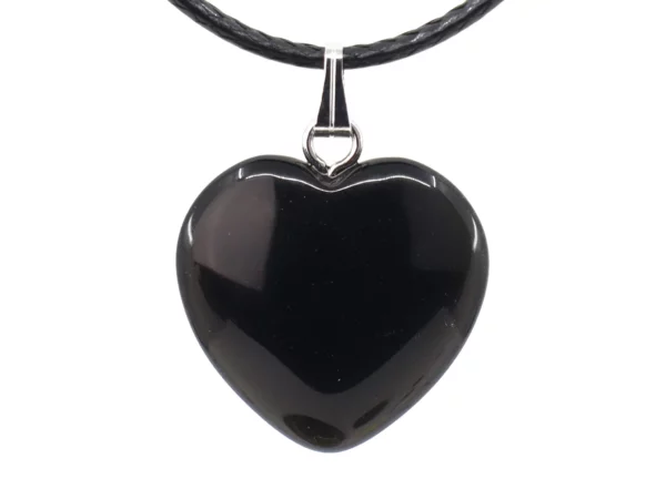 Ciondolo in onice a cuore con pietra nera lucida e collana nera su sfondo bianco