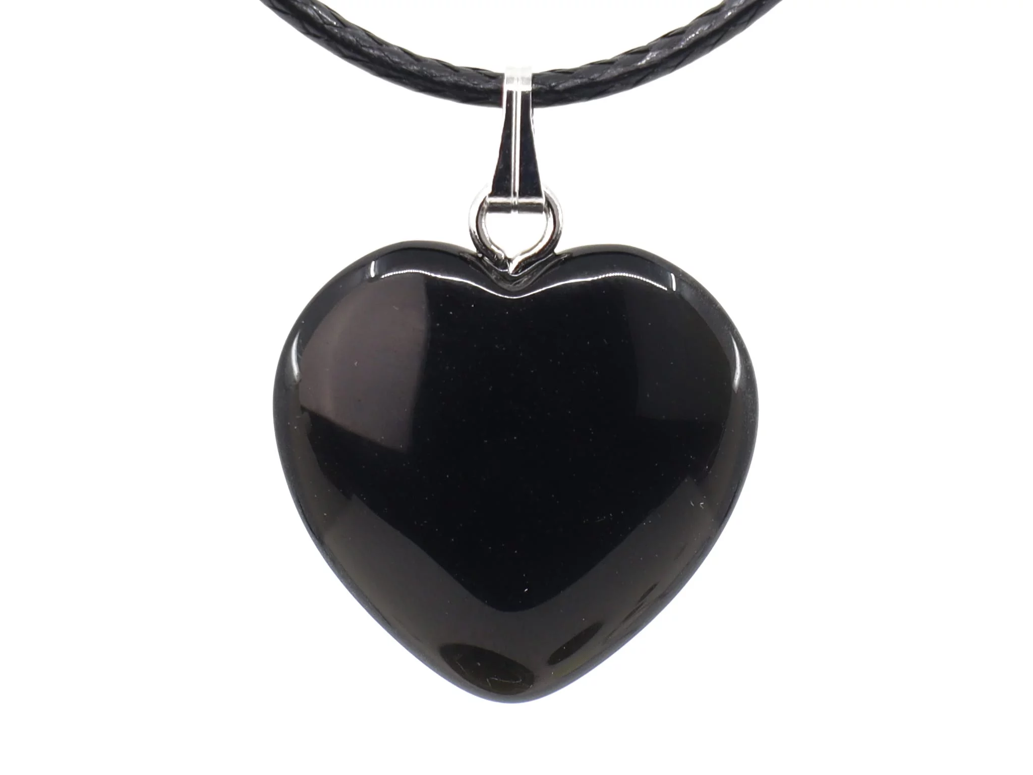 Ciondolo in onice a cuore con pietra nera lucida e collana nera su sfondo bianco