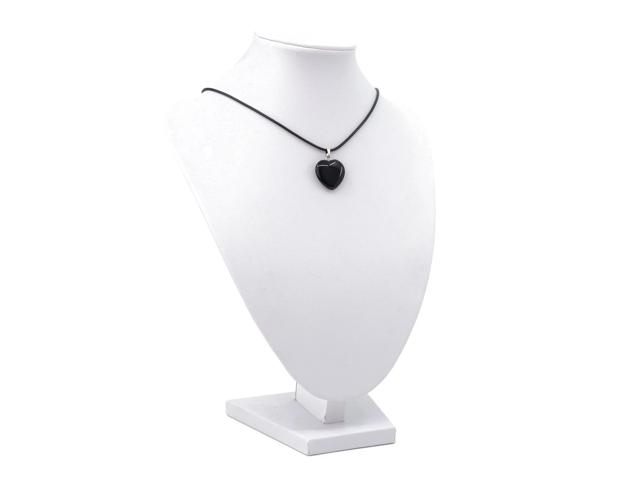 Ciondolo in onice a cuore visto come collana su un busto per gioielli bianco