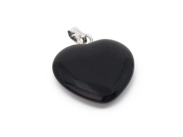 Onyx Herz Edelstein Anhänger in Nahansicht mit polierter schwarzer Oberfläche und Metallöse
