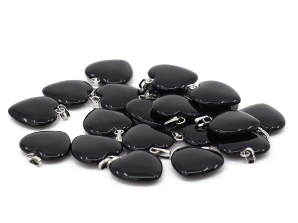 Ciondolo in onice a cuore come selezione di diverse pietre a cuore nere con occhielli color argento