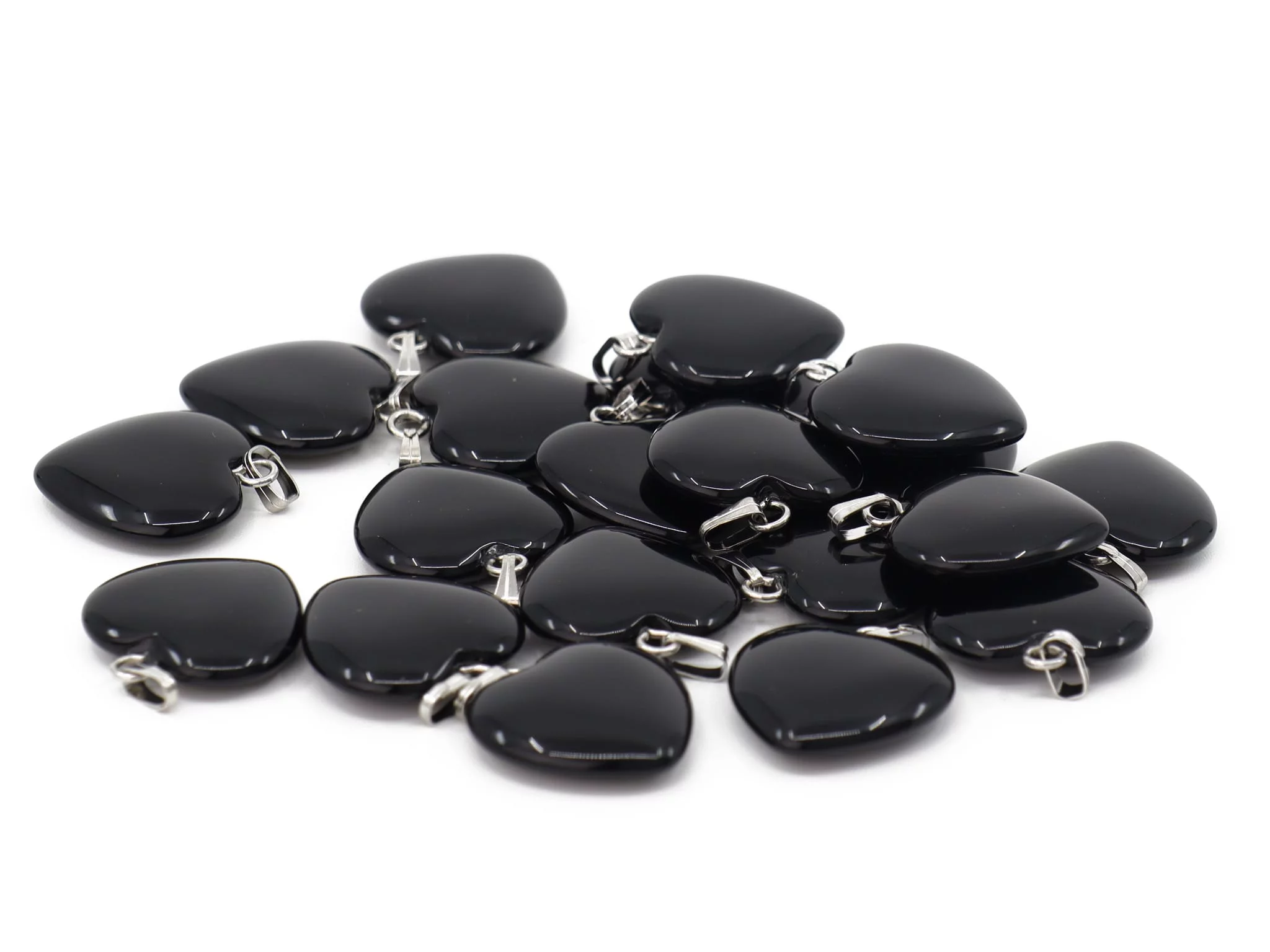 Ciondolo in onice a cuore come selezione di diverse pietre a cuore nere con occhielli color argento