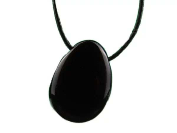 Onyx Edelstein Anhänger in Nahansicht mit ovaler Form und glatter schwarzer Oberfläche