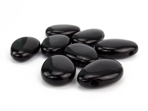 Onyx Edelstein Lochsteine in schwarzer polierter Ausführung mit sichtbaren Bohrungen
