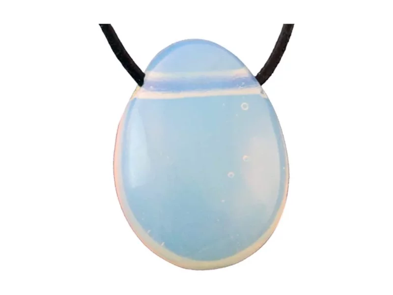 Pendentif en pierre précieuse en verre opale en pierre percée translucide bleu clair sur cordon noir
