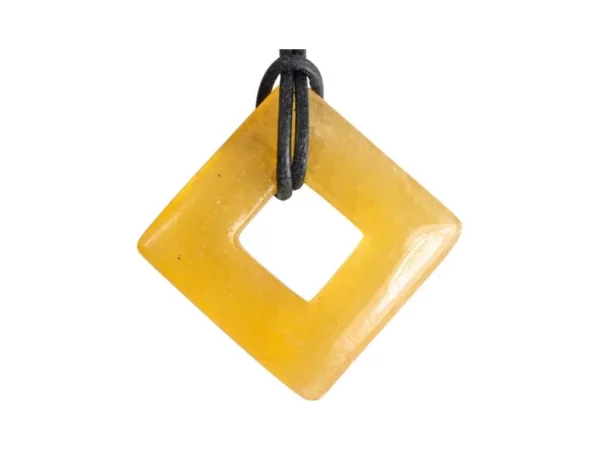 Pendentif calcite orange Square Donut en jaune-orange avec cordon noir sur fond blanc