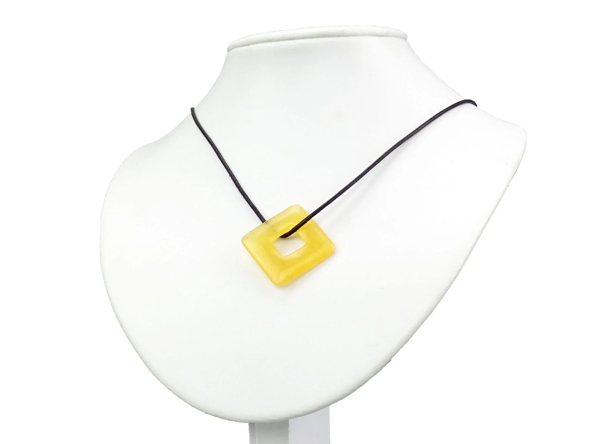 Pendentif calcite orange Square Donut avec collier noir sur buste à bijoux blanc