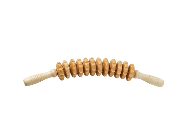 Rouleau de massage en bois avec douze rouleaux profilés et poignées rainurées sur fond blanc