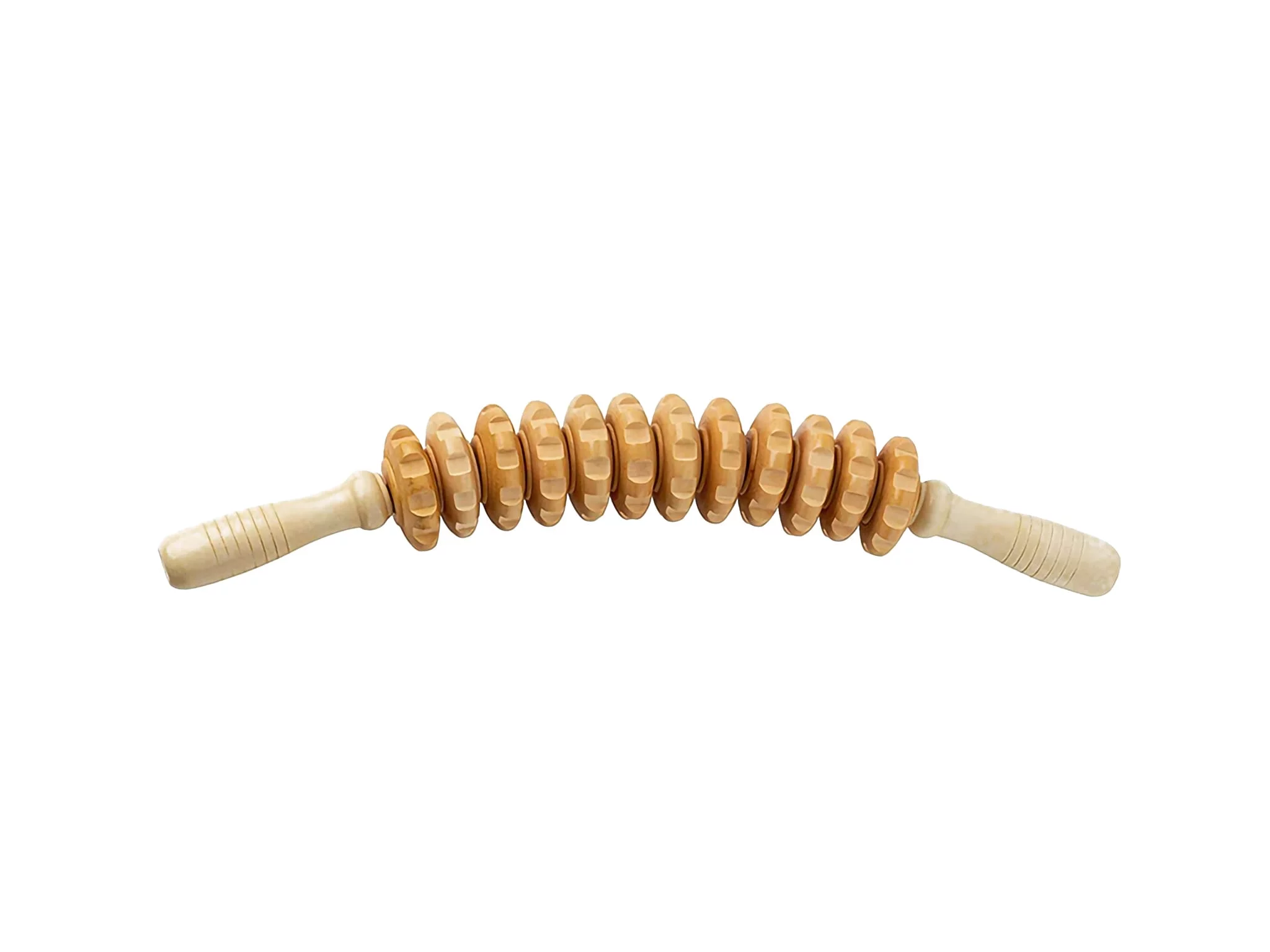 Rouleau de massage en bois avec douze rouleaux profilés et poignées rainurées sur fond blanc