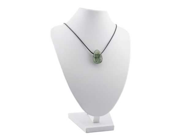 Pendentif en préhnite sur collier noir présenté sur un buste à bijoux blanc