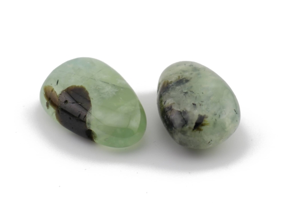 Deux pierres de préhnite polies avec surface verte et inclusions naturelles sombres