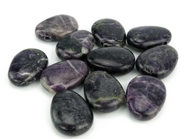Purple Heart Edelstein Anhänger mit verschiedenen dunkelvioletten, gebohrten Natursteinen im Detail